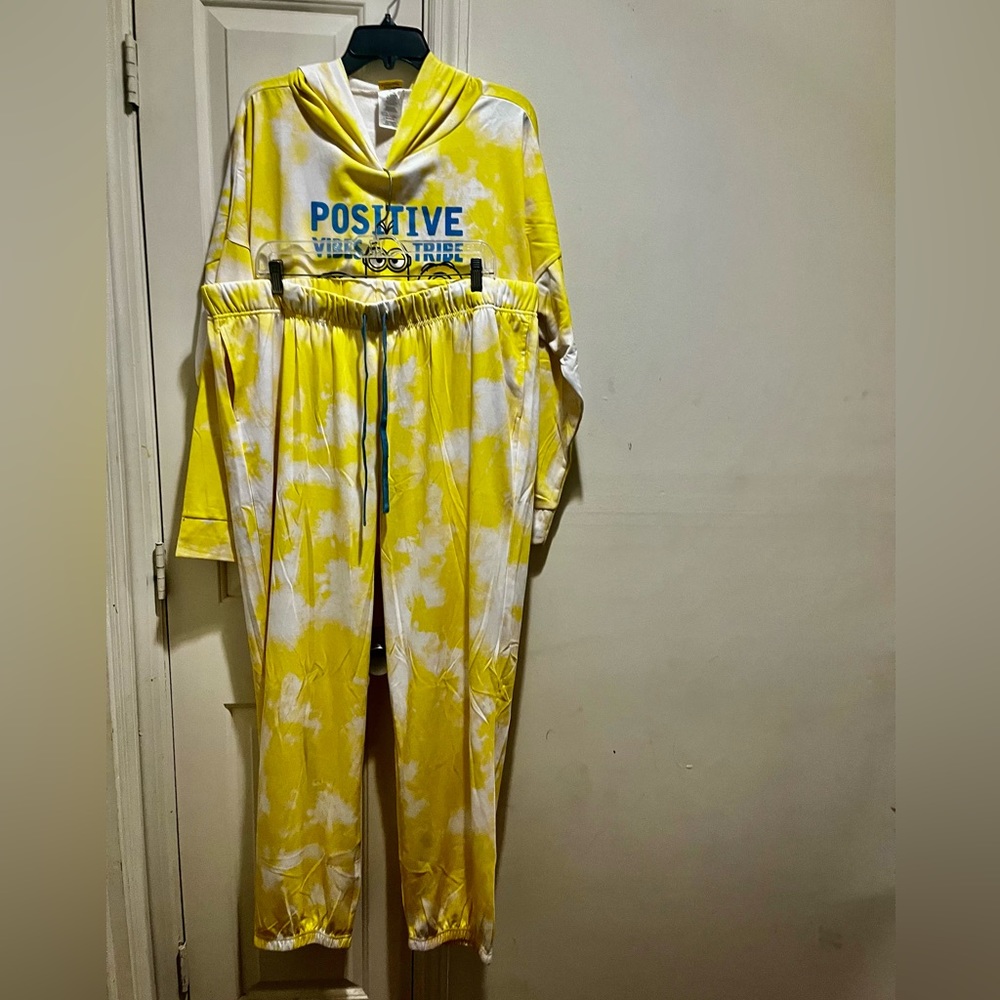 NWT Minions positive vibe tribe 2-piece pajama set with bonus mug